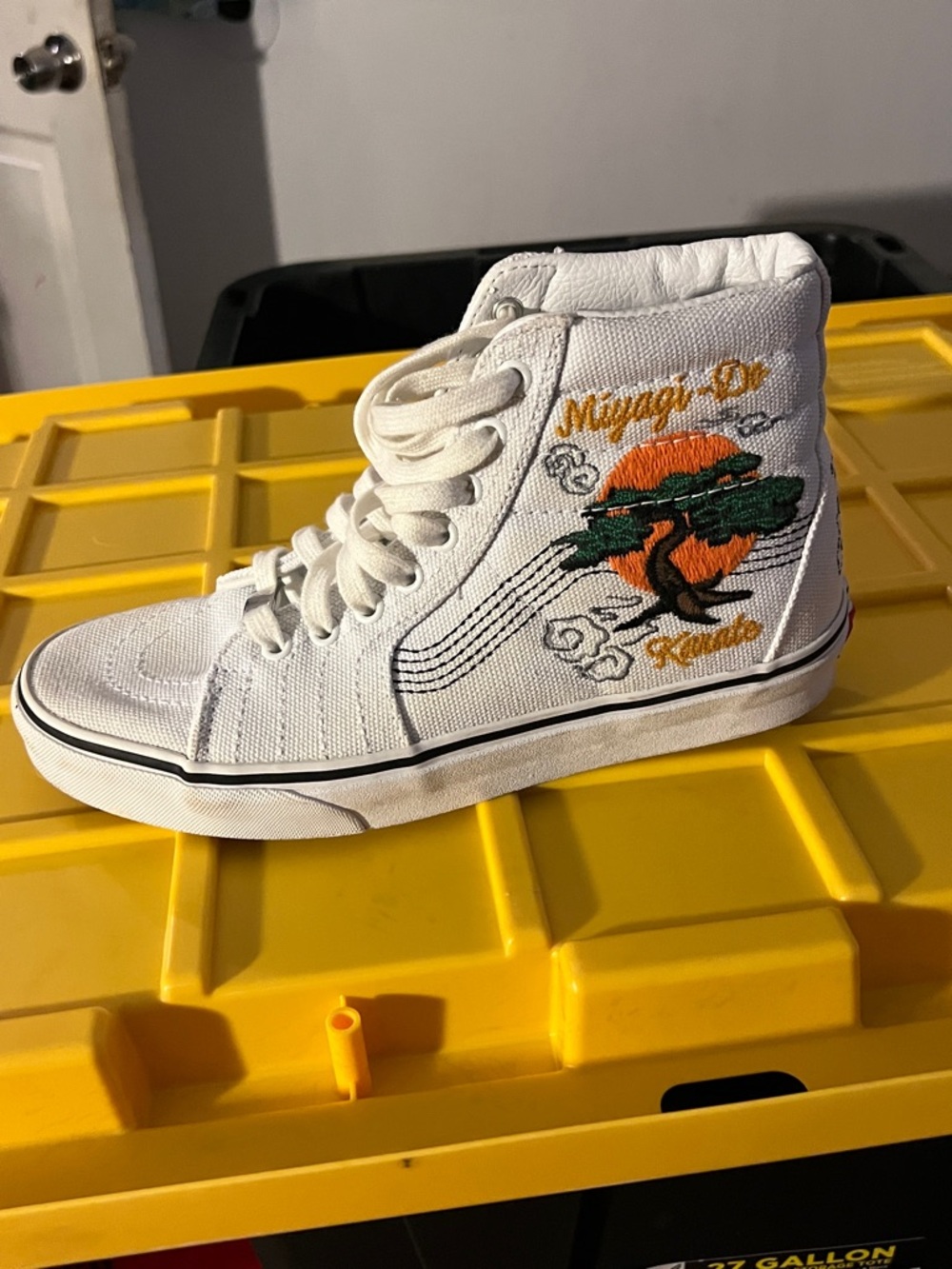 VANS X COBRA KAI SIZE 8 MEN USA 9.5 WOMEN TRUE WHITE/MULTI SKATE SHOES